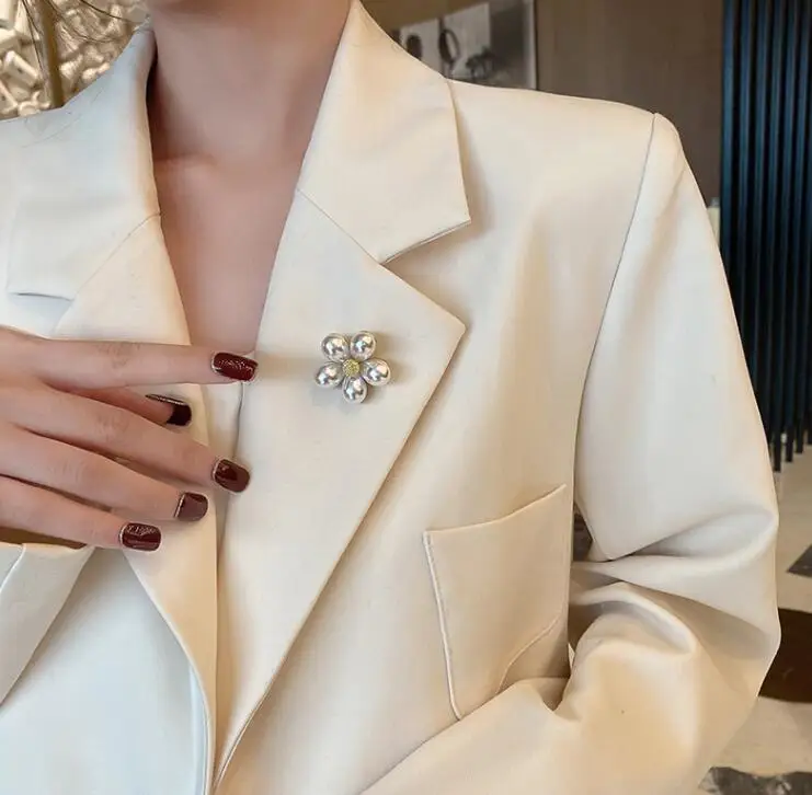 Broche de flor de perla, estilo artístico femenino de alta gama, nuevo estilo de ropa de fijación de alfiler