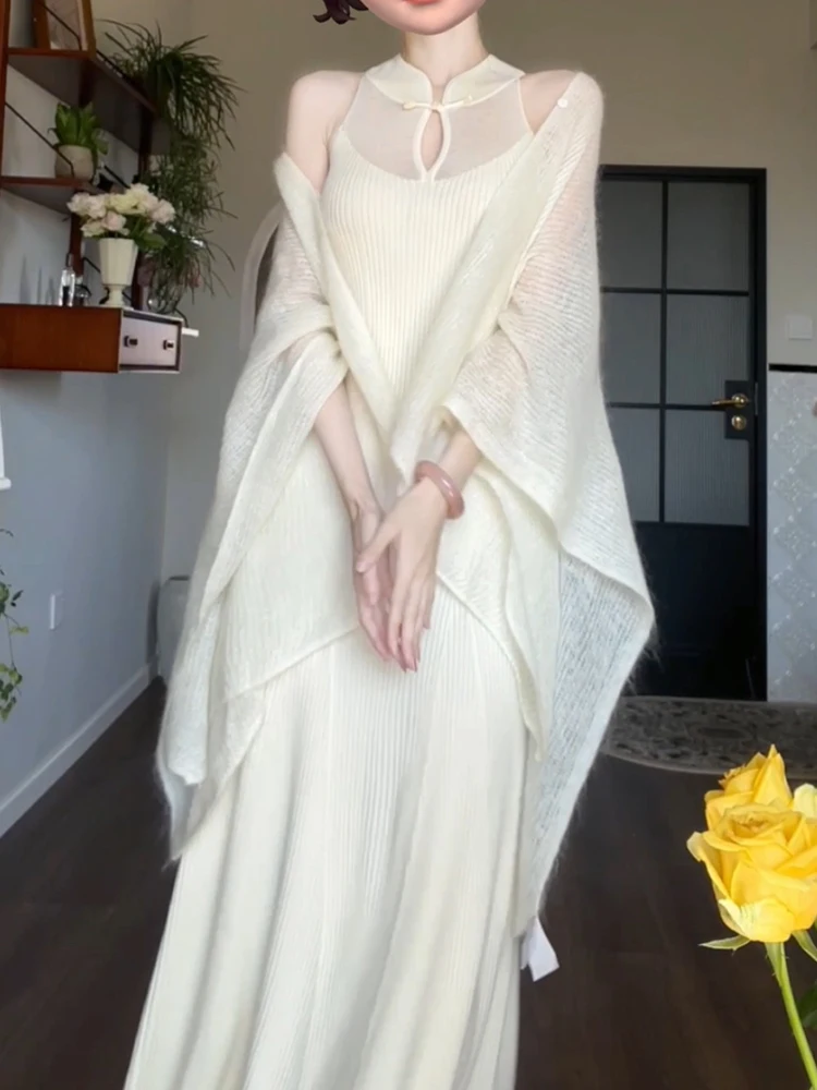 

Новый китайский свадебный комплект из двух предметов: роскошное вязаное ципао с открытой спиной и простое длинное ципао, настраиваемое под заказ.