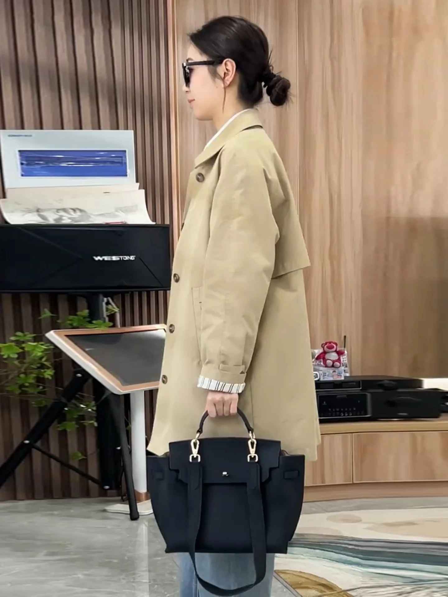 เสื้อโค้ทผู้หญิงแบบยาวปานกลาง สไตล์บริติเชียน รุ่นใหม่ ปี 2025 สำหรับฤดูใบไม้ผลิและฤดูใบไม้ร่วง คุณภาพสูง สวยงามมาก ไซส์เล็ก แฟชั่นทันสมัย