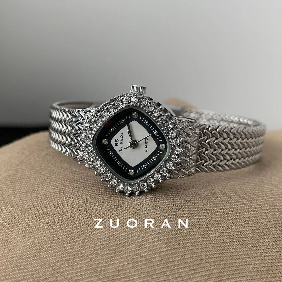 ساعة نسائية أنيقة ومتطورة بتصميم ماسي فضي وأسود. هدية عيد ميلاد مثالية للنساء. #3