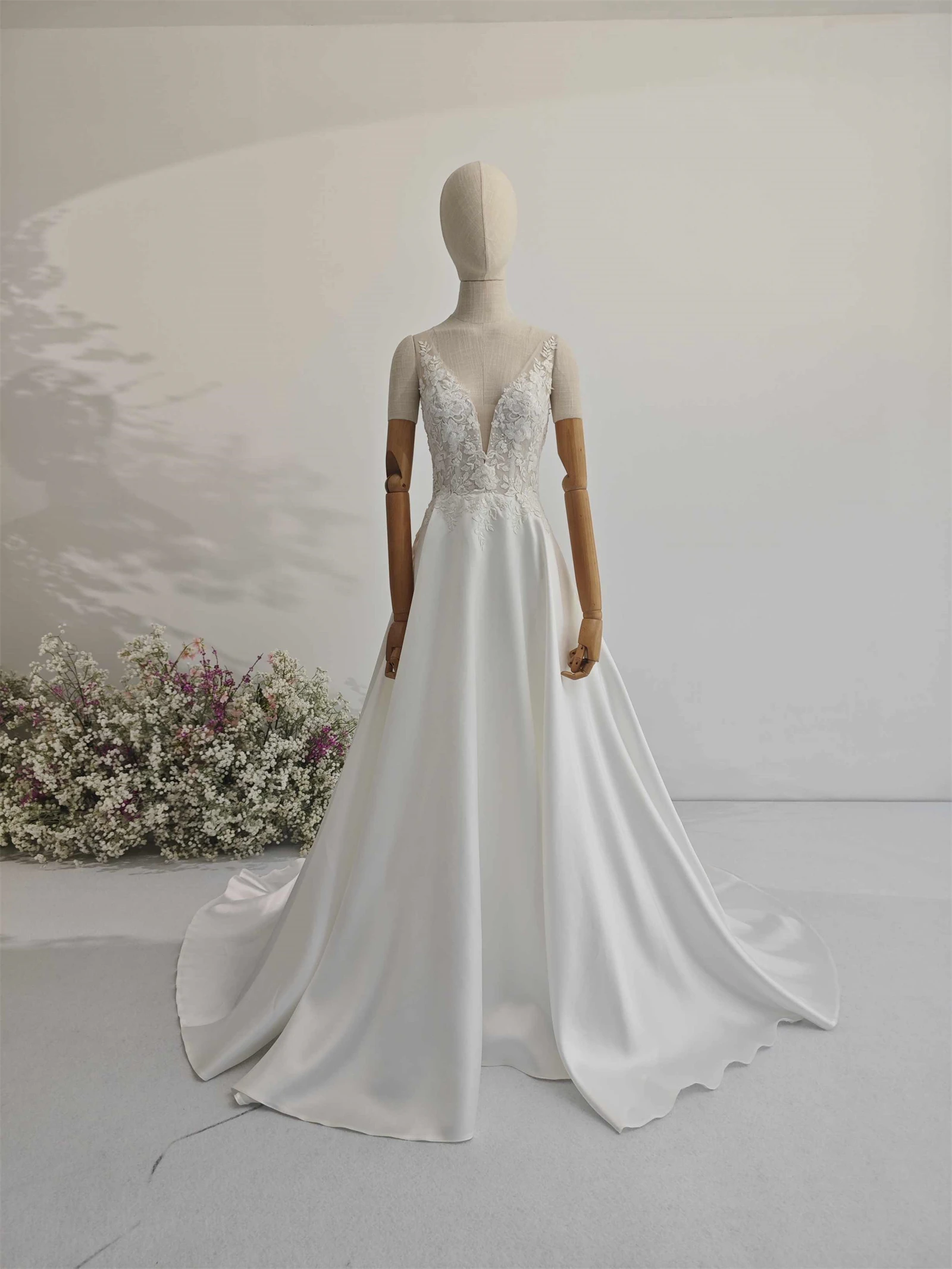 Deep V-Neck Sexy Wedding Dress Lace Bridal Gown Satin A-Line Small Train Wedding Dress For Women