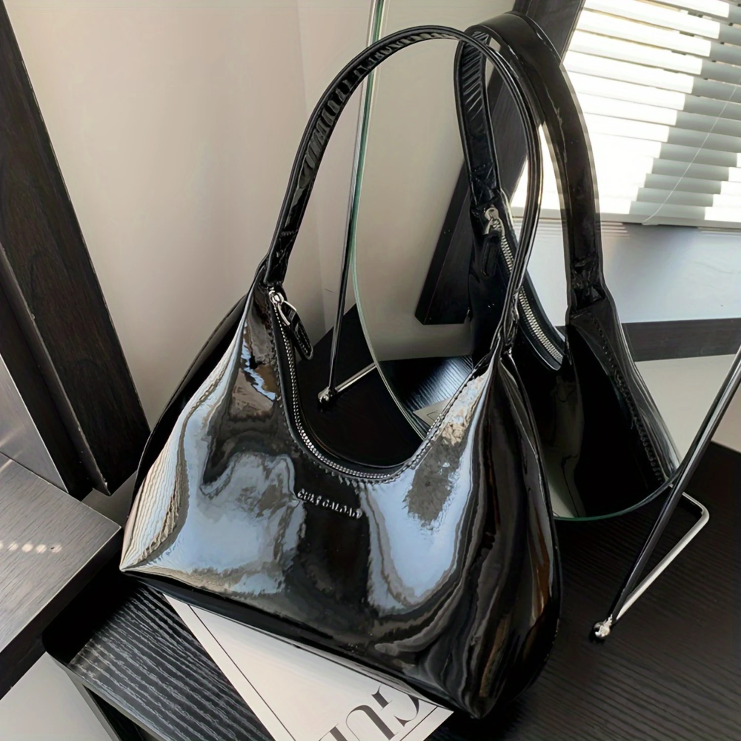 시크한 광택 PU 가죽 숄더백 - 모든 상황에 맞는 다재다능하고 내구성이 뛰어난 패션 토트백