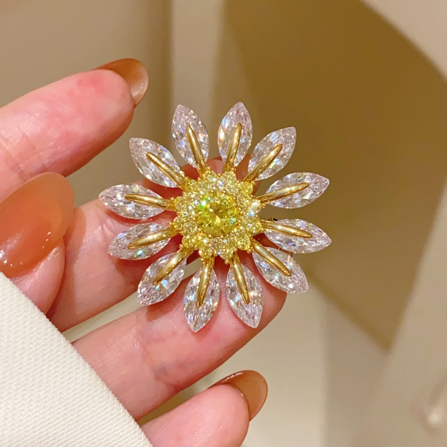 Pin Buckle Brooches For Women Rotatable Sunflower Gold Color Fine Jewelry Fashion Dress Accessories Corsage Party Gift