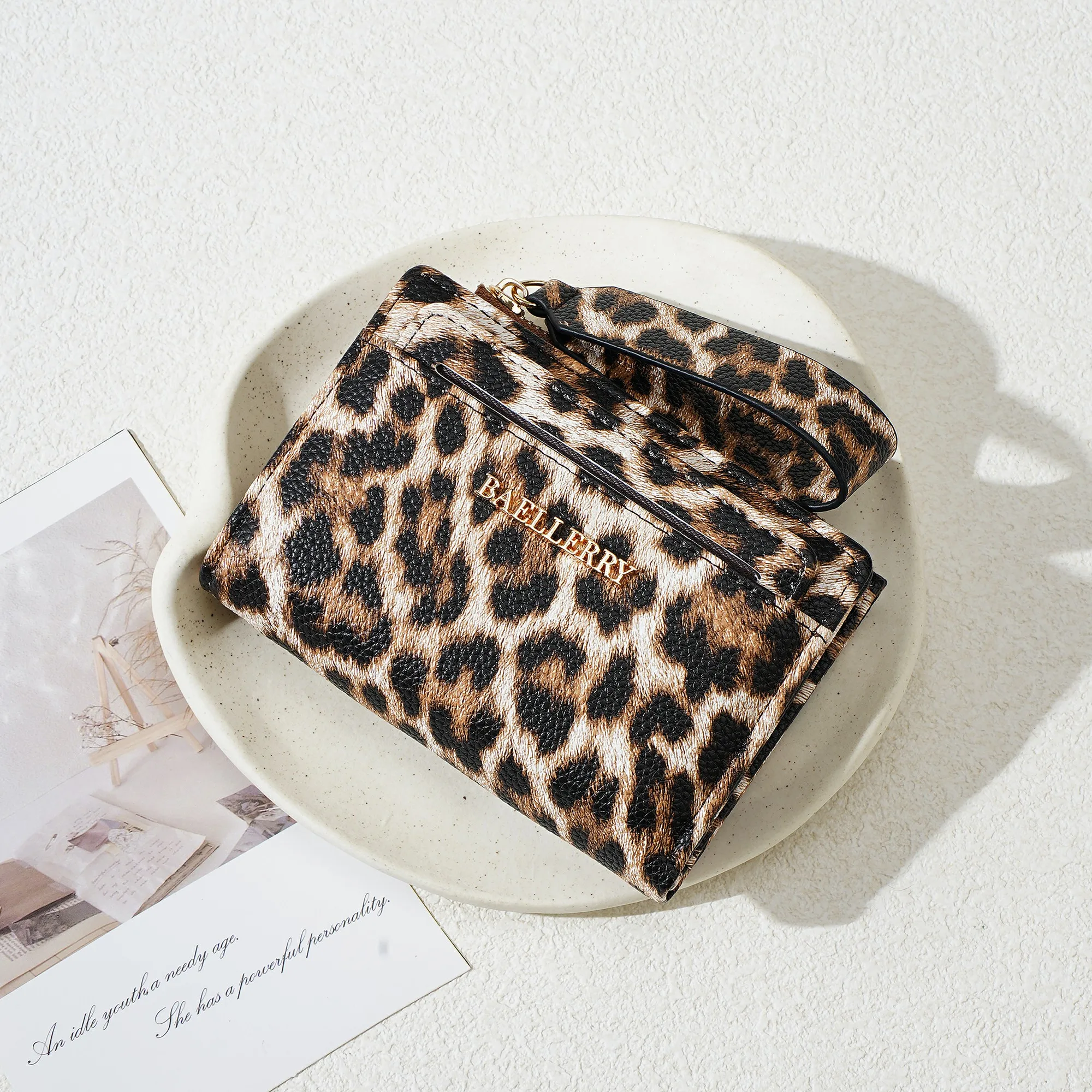 1 Stück - BAELLERRY Damen-Kurzgeldbörse mit Leopardenmuster, Kurzgeldbörse aus PU-Leder, inklusive abnehmbarer Handgelenkschlaufe, Kartenhalter mit mehreren Kartenfächern, Ausweisfenster und Reißverschluss-Münzfach. – Detail 23