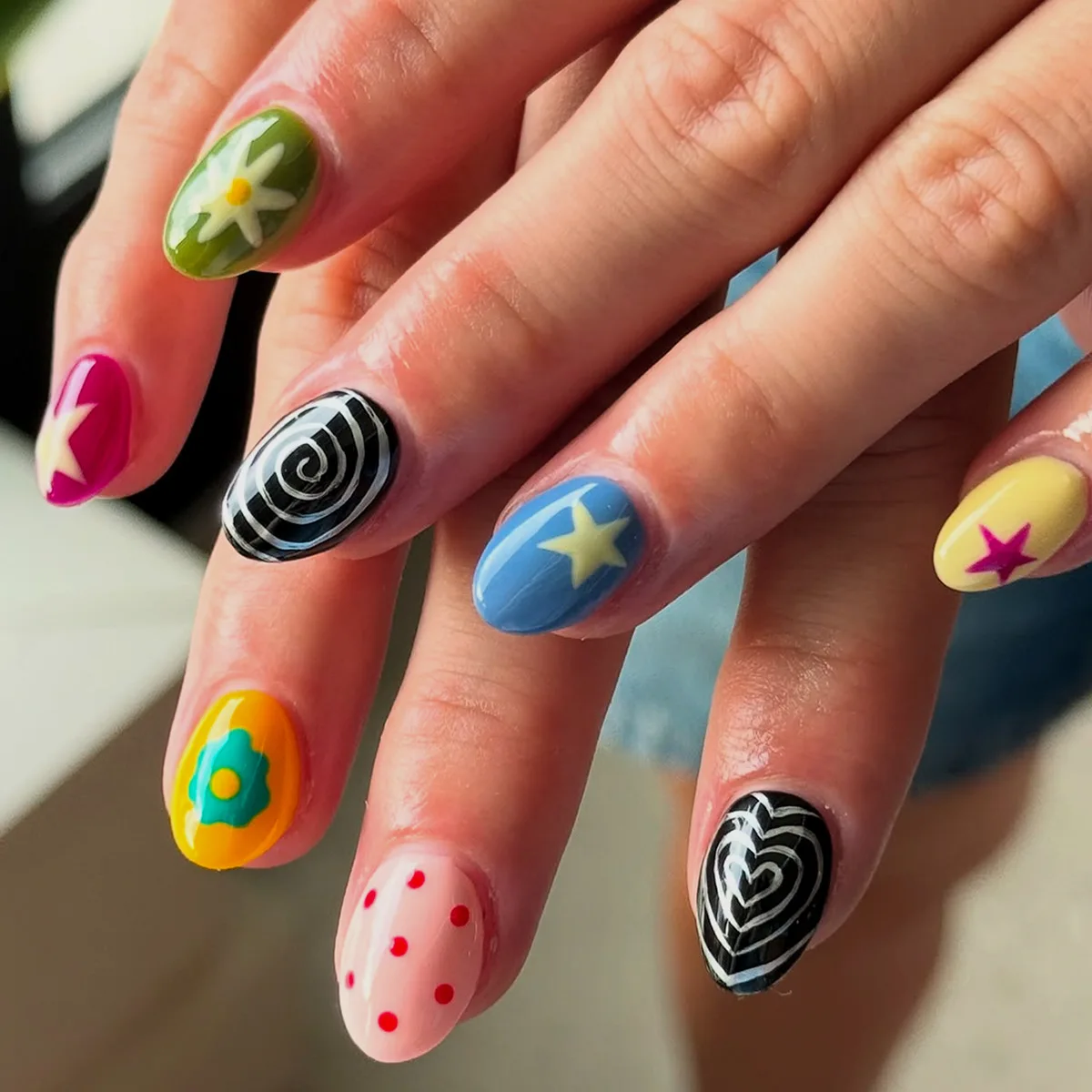 

24PCS Edgy False Nails Sweet Cool Dopamine Color Press on Nails Oval with Black Mask Love Star Polka Dots Design Manicure Art네일팁