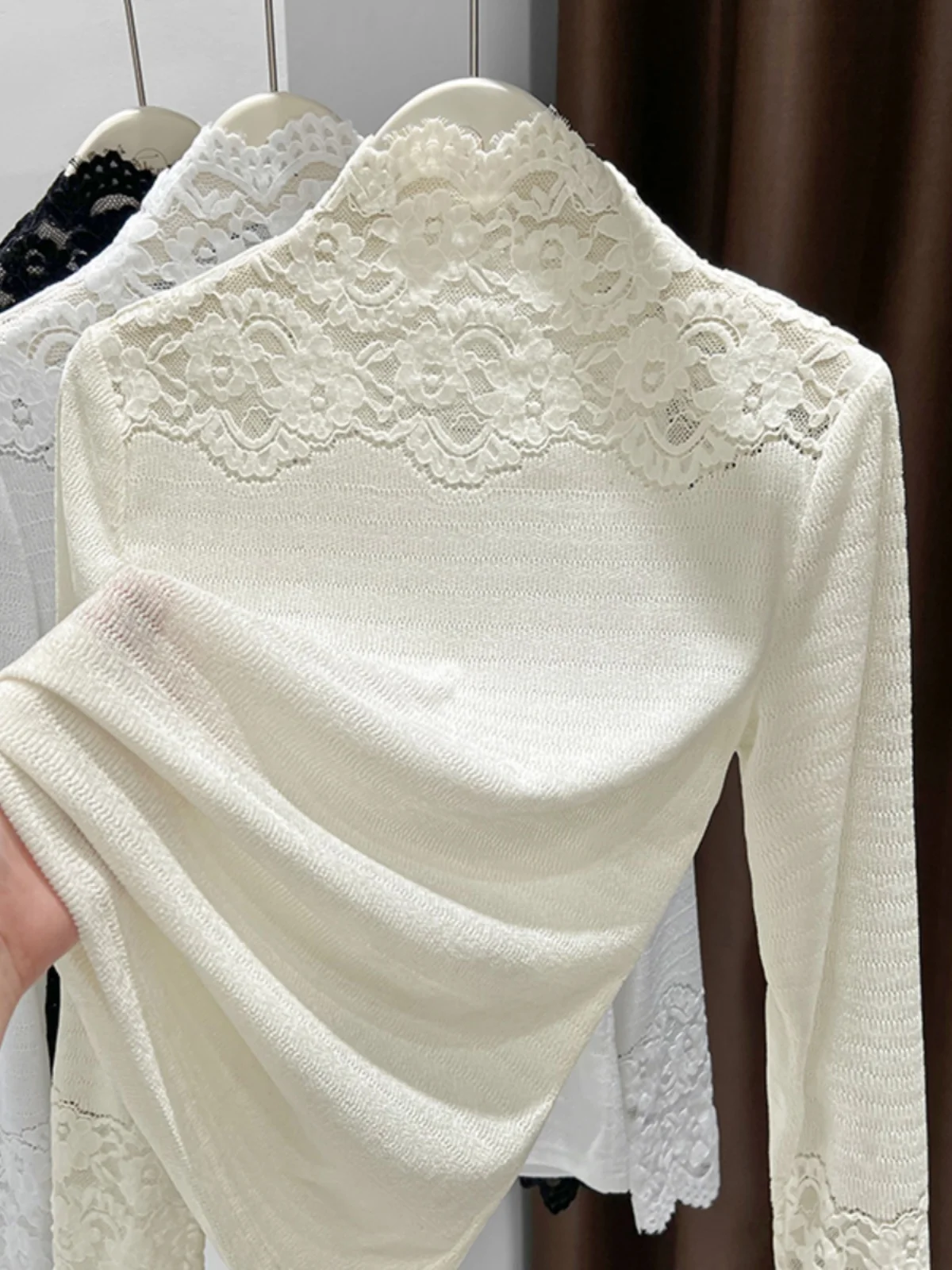 

Женская кружевная базовая блузка 2024: Новинка осенне-зимнего сезона, тонкая вышивка, высокий воротник, длинный рукав, укороченная модель.