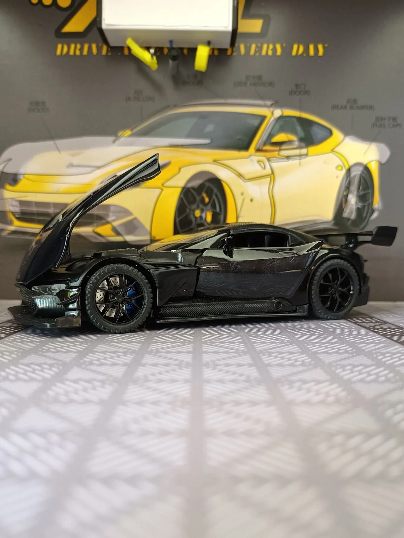 1:32 Martin Vulcan sports car racing model, has simulated sound and lighting functions, doors can be opened
