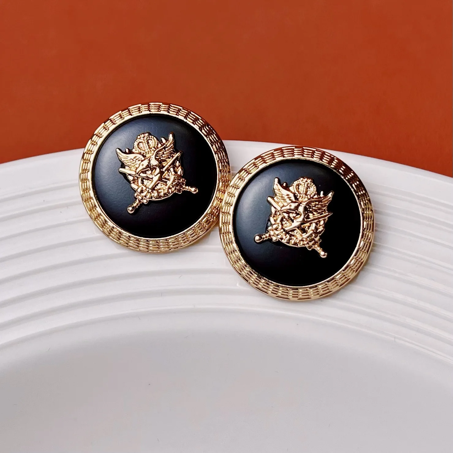 

10pcs 18MM/25MM Embossed Metal Button Sewing Clothing Accessories DIY Craft Vintage Engrave Shield Circle Fashion Gold Buttons