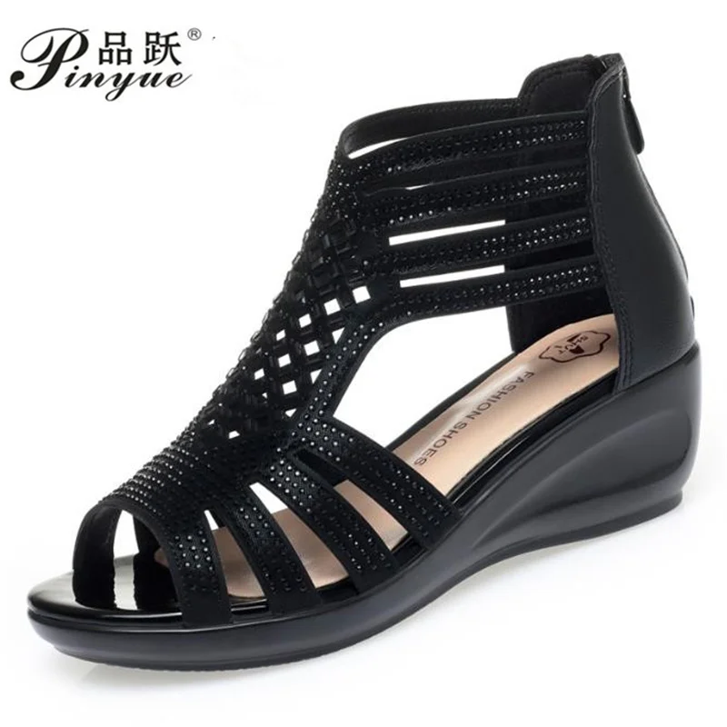 

Римские сандалии из мягкой кожи, женские летние новые верхняя одежда на мягкой подошве, женская обувь на танкетке, модные повседневные блестящие сандалии со стразами, размеры 35-40