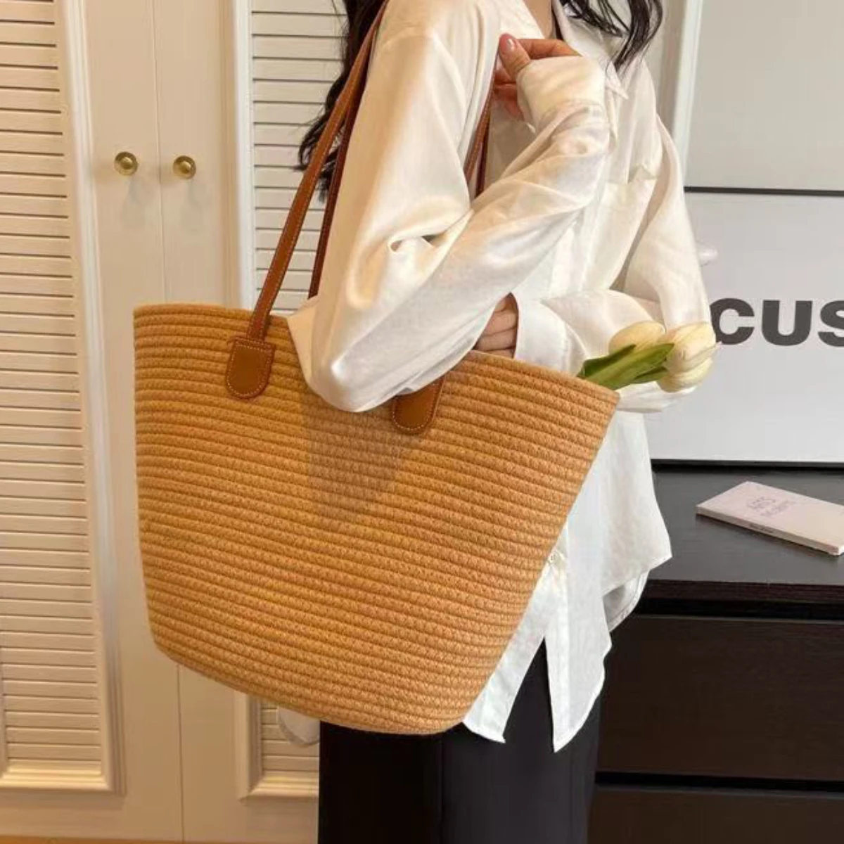 

Высококачественная женская сумка через плечо из соломенной ткани, супермодная тканая сумка через плечо из хлопчатобумажной пряжи, большая вместительная сумка для пляжа и поездок на работу