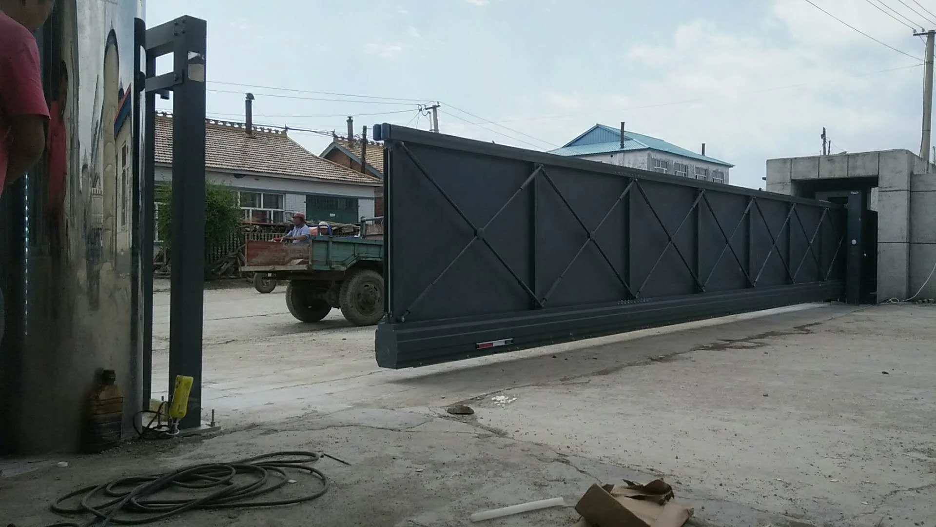 Qigong Intelligentes Aluminium-Gleitzauntor mit geradem Arm und automatischer Öffnung für Hotelanwendungen