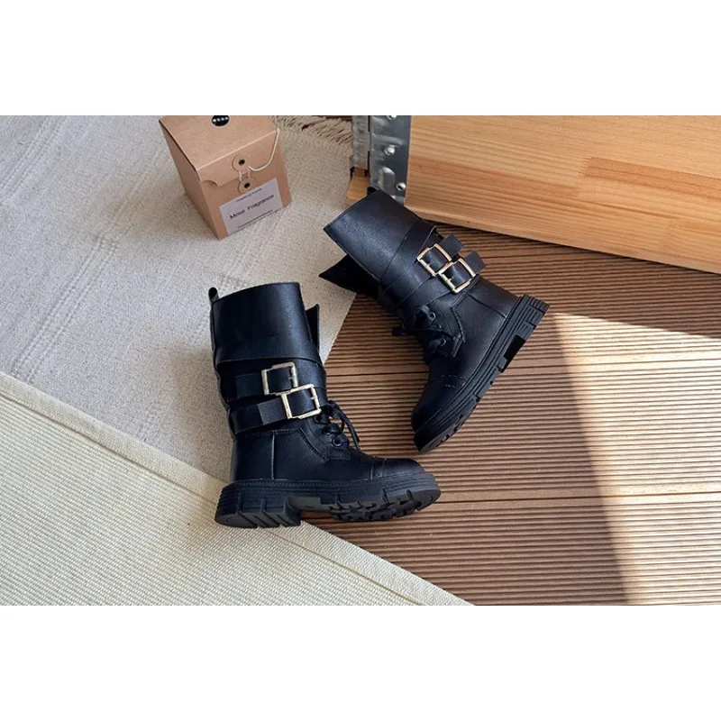 حزام مشبك النمط البريطاني الفتاة الأحذية الجلدية 2025 الخريف والشتاء النسخة الكورية الجديدة للأطفال رقيقة المخملية الأحذية