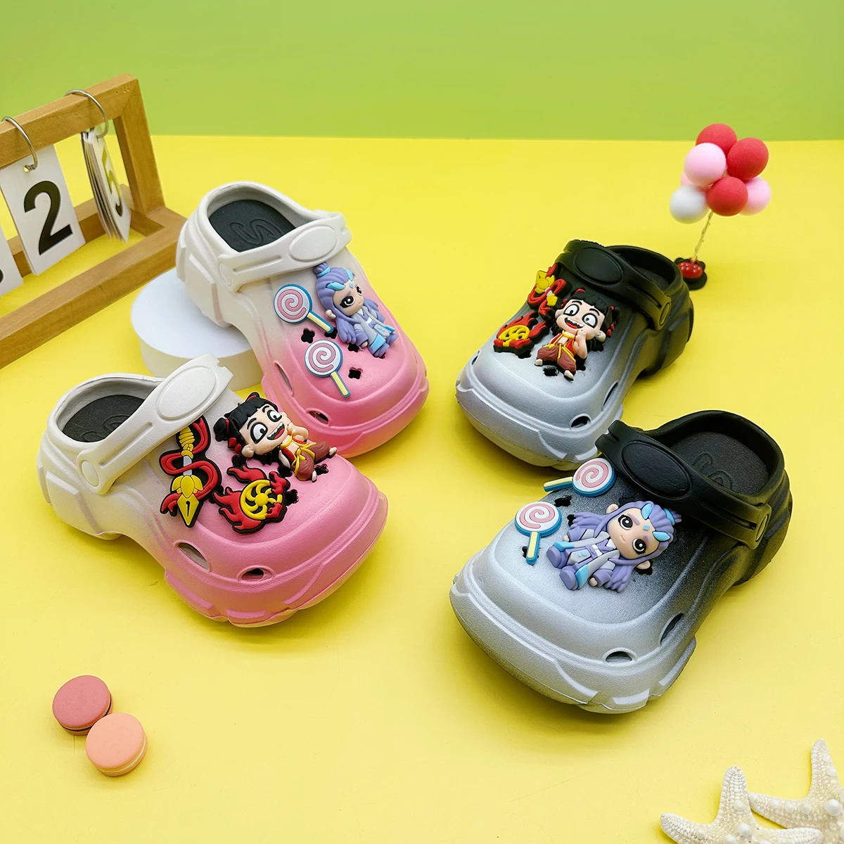 

Милые и универсальные семейные тапочки для мальчиков и девочек, новые туфли с героями мультфильмов Nezha Bing Eva, сандалии с нескользящим носком на мягкой подошве 606