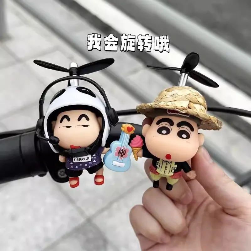 Bandai Crayon Shin-chan figuras de Anime giratorias de bambú libélula sombrero de paja casco adorno de coche bicicleta motocicleta decoración bonita
