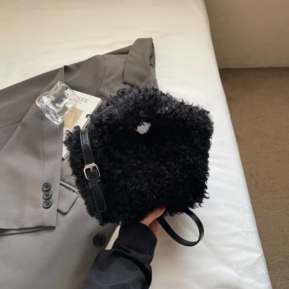 Fashionable lambskin handbag, women's 2026 autumn/winter new collection, versatile shoulder bag and crossbody bag, faux fur hand