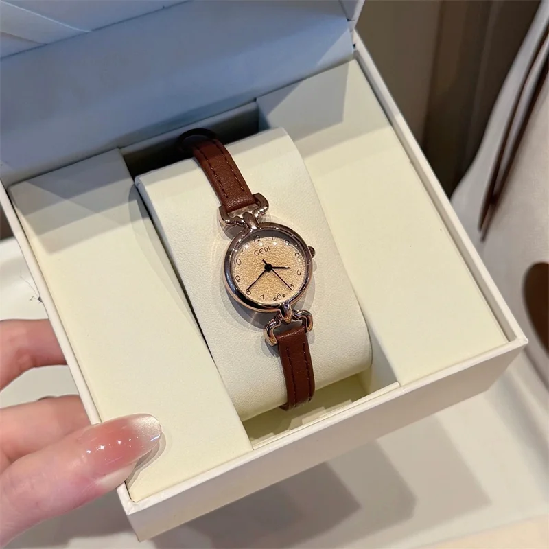 Women Light Luxury Retro Small Round Dial Leather Strap Quartz Watch Vintage Minimalist Elegant High-end Ladies Wristwatch