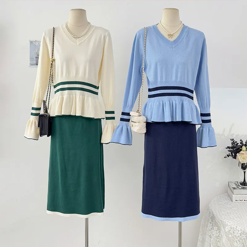 

Корейский стиль: комплект из вязаного свитера с V-образным вырезом и контрастными полосками, подчеркивающего талию, и узкой юбки А-силуэта с высокой талией.