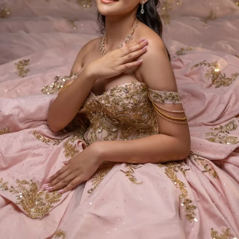

Розовое платье Quinceanera с открытыми плечами, золотистая блестящая наклейка, кружевное многослойное платье с длинным хвостом и бантом, платья de 15, Quinceanera ﻿ Настроить