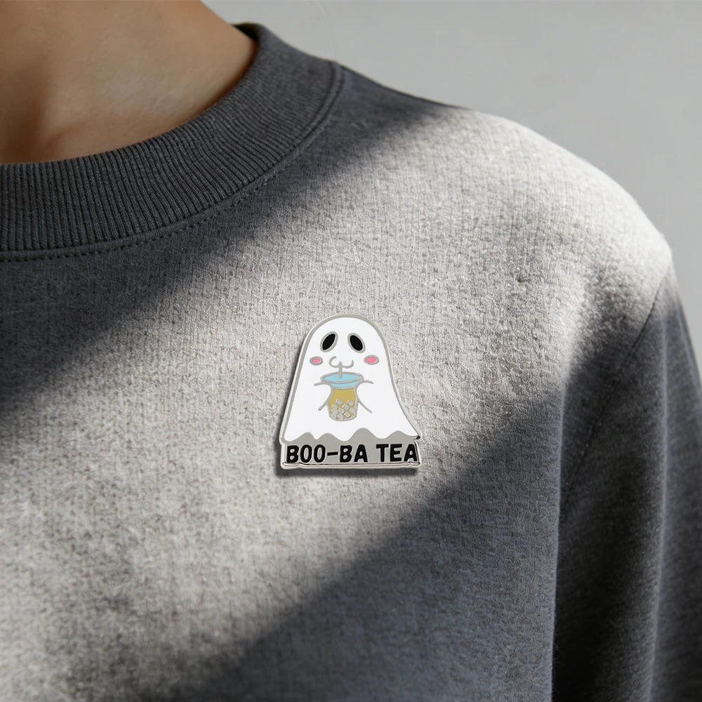 Niedliche kleine Geister-Brosche mit Bubble Tea-Motiv, Halloween-Themen-Abzeichen, modisches Accessoire für die gruselige Jahreszeit, lustiges Geschenk – Detail 12
