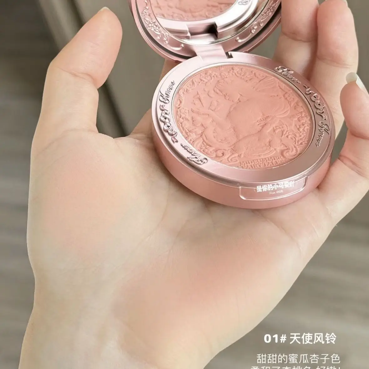 Flower Knows Midsummer Night Kaszmirowy Matowy Róż w Reliście Delikatny Makijaż Atmosferyczny Rozświetlający Twarz Kosmetyki do Róży