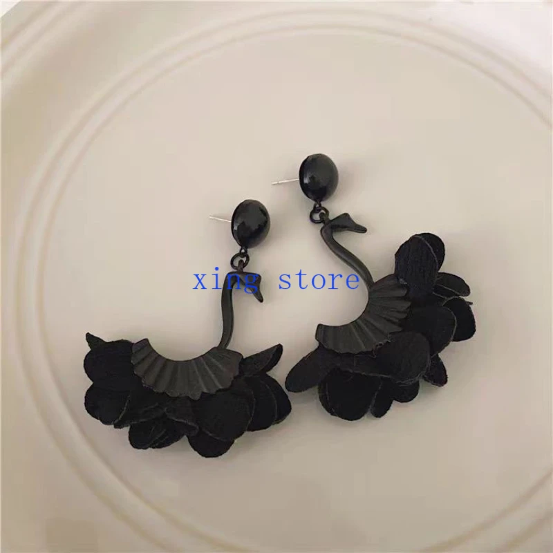 

2024 New Fashion Sweet Romantic Black Swan Pendant Women's Earrings