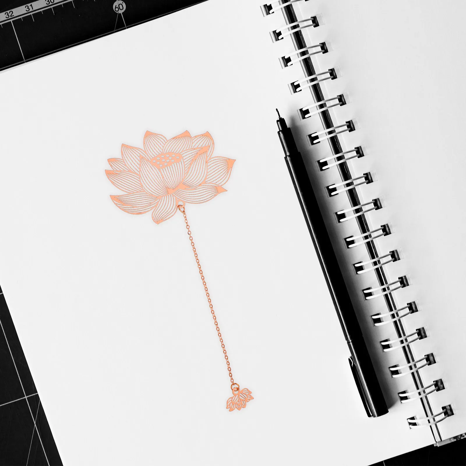 

Hollow Metal Bookmark Unique Shape Decorative Accessory Vintage Artistic Room Decor Book Lovers Metal Bookmarks