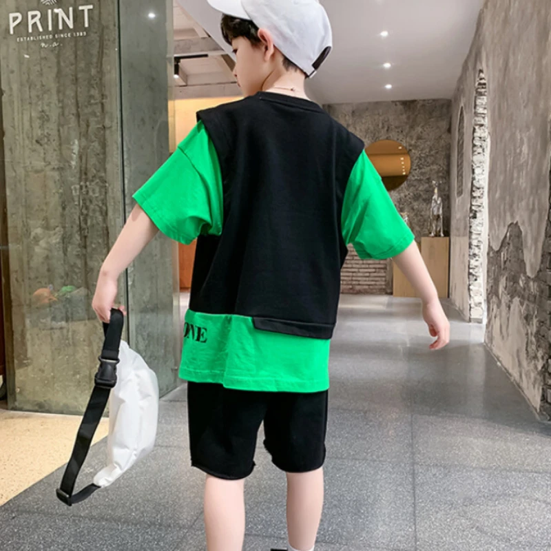 Conjunto de dos piezas de camiseta y pantalones cortos falsos para niños, ropa de calle para adolescentes, chándal con letras, manga de contraste,