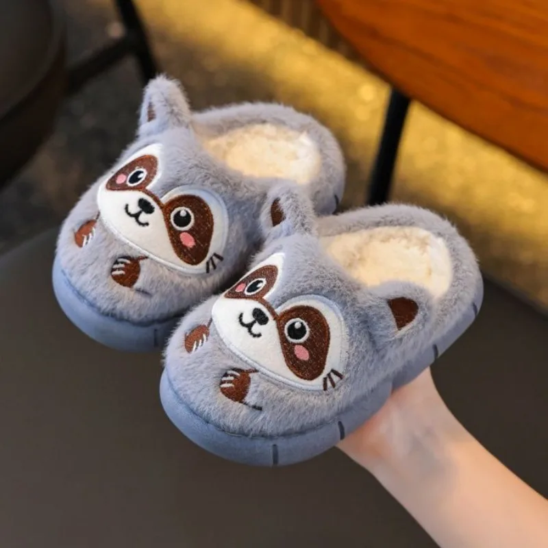 أطفال شتاء نعال تدفئة 2026 تصميم جديد الكرتون المضادة للانزلاق سميكة وحيد أحذية المنزل الداخلي للبنين بنات أحجام متعددة