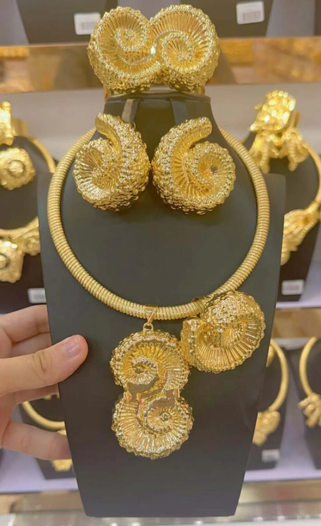 Beautiful Stunning Twisted Shape Light Weight Jewelry Set Fancy Trendy Gold Plated Necklace Bracelet Earrings Ring 4PC Jewellery