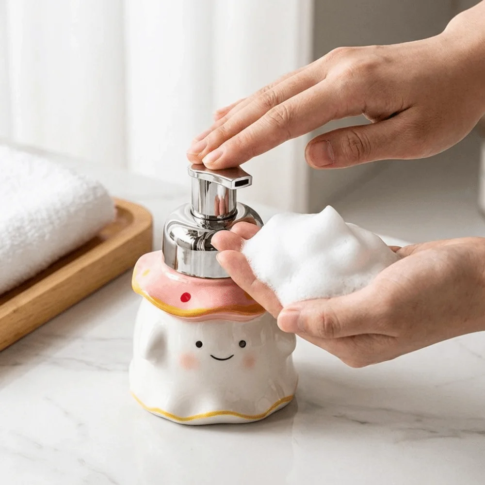 かわいらしいデザインのセラミック製ソープディスペンサー。200mlのボトルに分けて販売。泡状の石鹸を出すタイプで、詰め替え可能。家庭用。