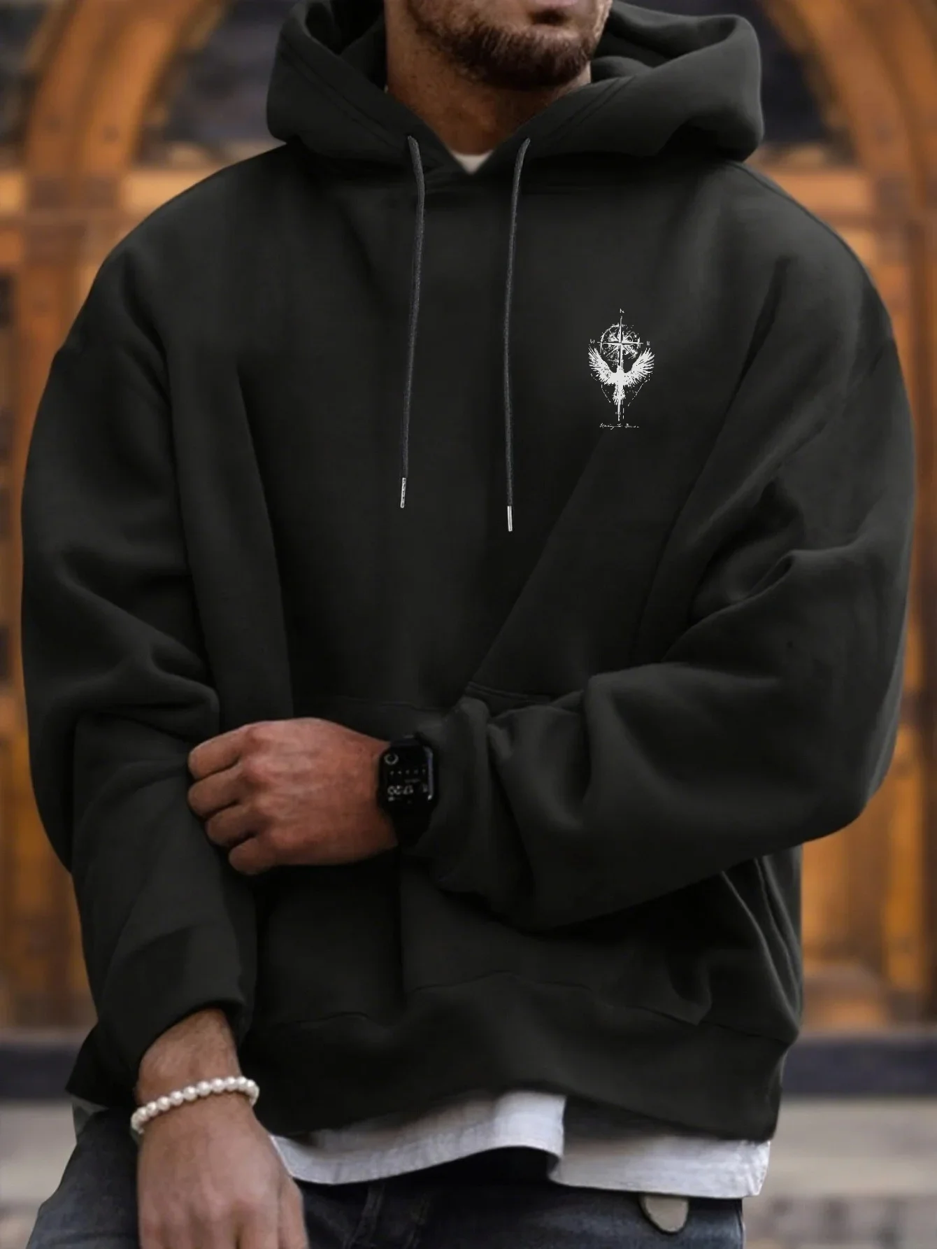This unisex autumn/winter hoodie features a compass print and a loose fit, making it suitable for sporty and casual wear.