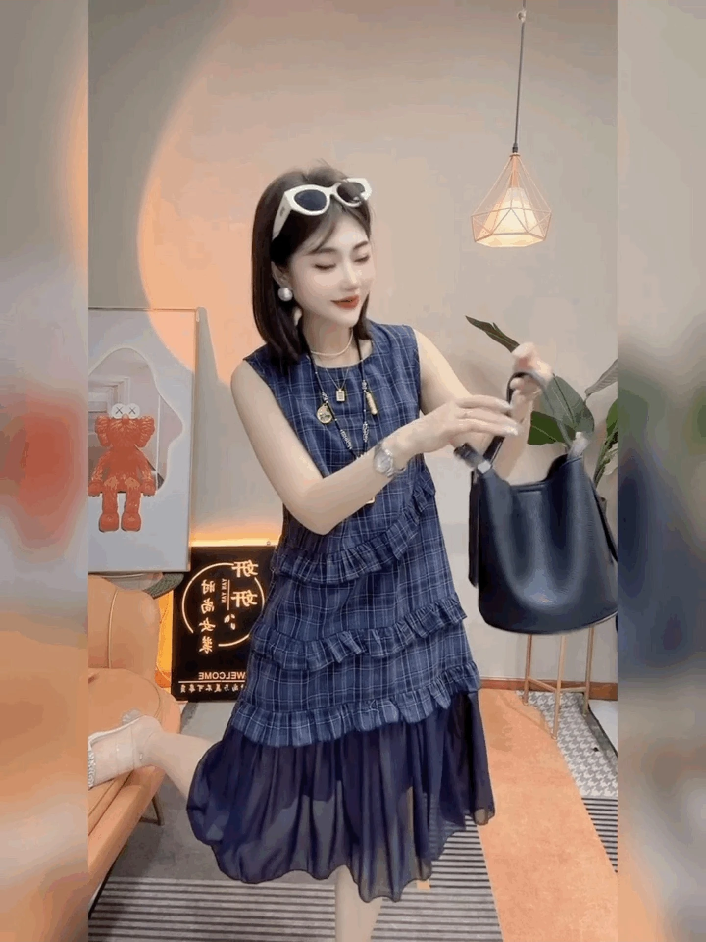 تنورة طويلة أنيقة عالية الخصر بتصميم على شكل حرف A مع صدرية من الشيفون الحريري المربعات بحافة غير متساوية بطول الركبة وفستان ... #1