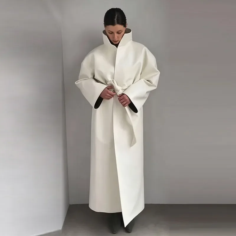 PU-Leder-Mantel mit hohem Stehkragen, Taillengürtel, überschnittenen Schultern, Wickelfront, langen Ärmeln, Maxi-Länge, Urban Wear – Detail 6