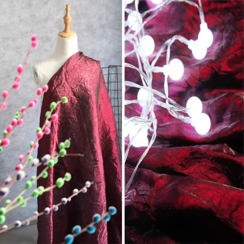 

Красная атласная плиссированная ткань для шитья топов, пальто, платьев, чонсамов, рубашек, брюк-палаццо, одежды, модная оптовая ткань