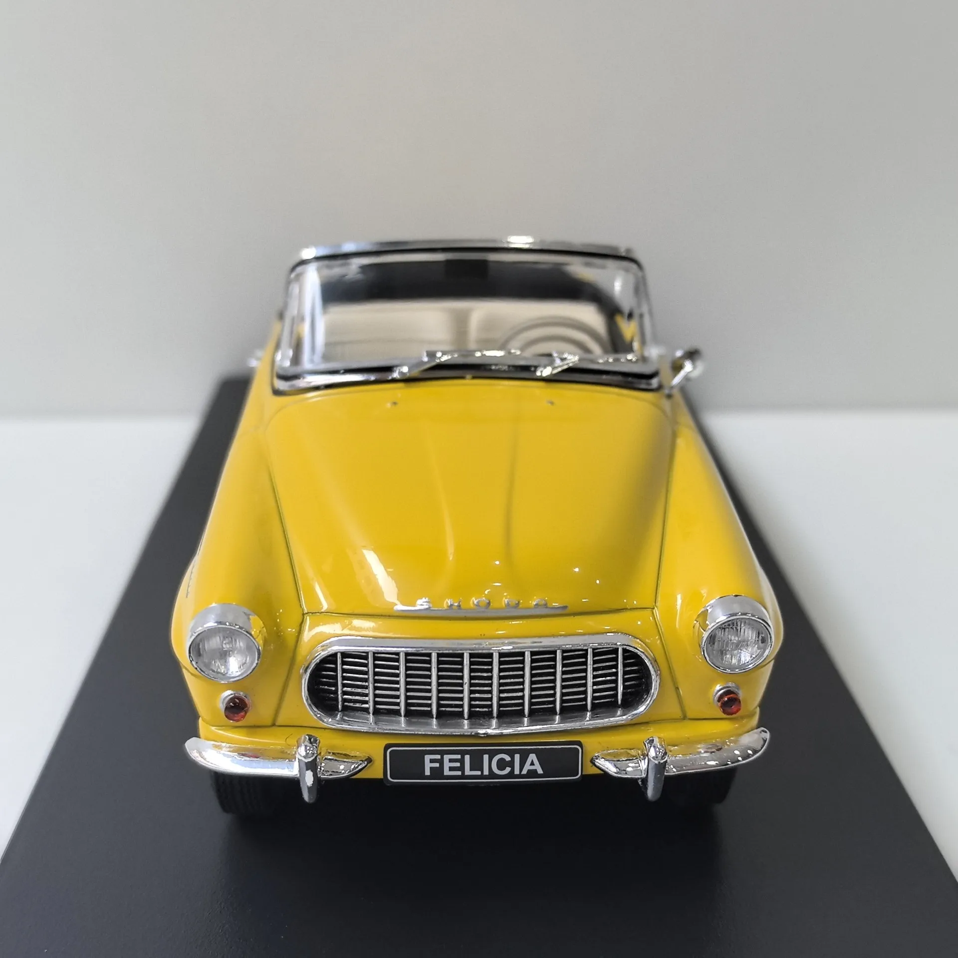 Diecast WHITEBOX 1/24 Scale SKODA FELICIA Convertible Alloy Car Model Collectible Toy Gift Souvenir Display Ornament
