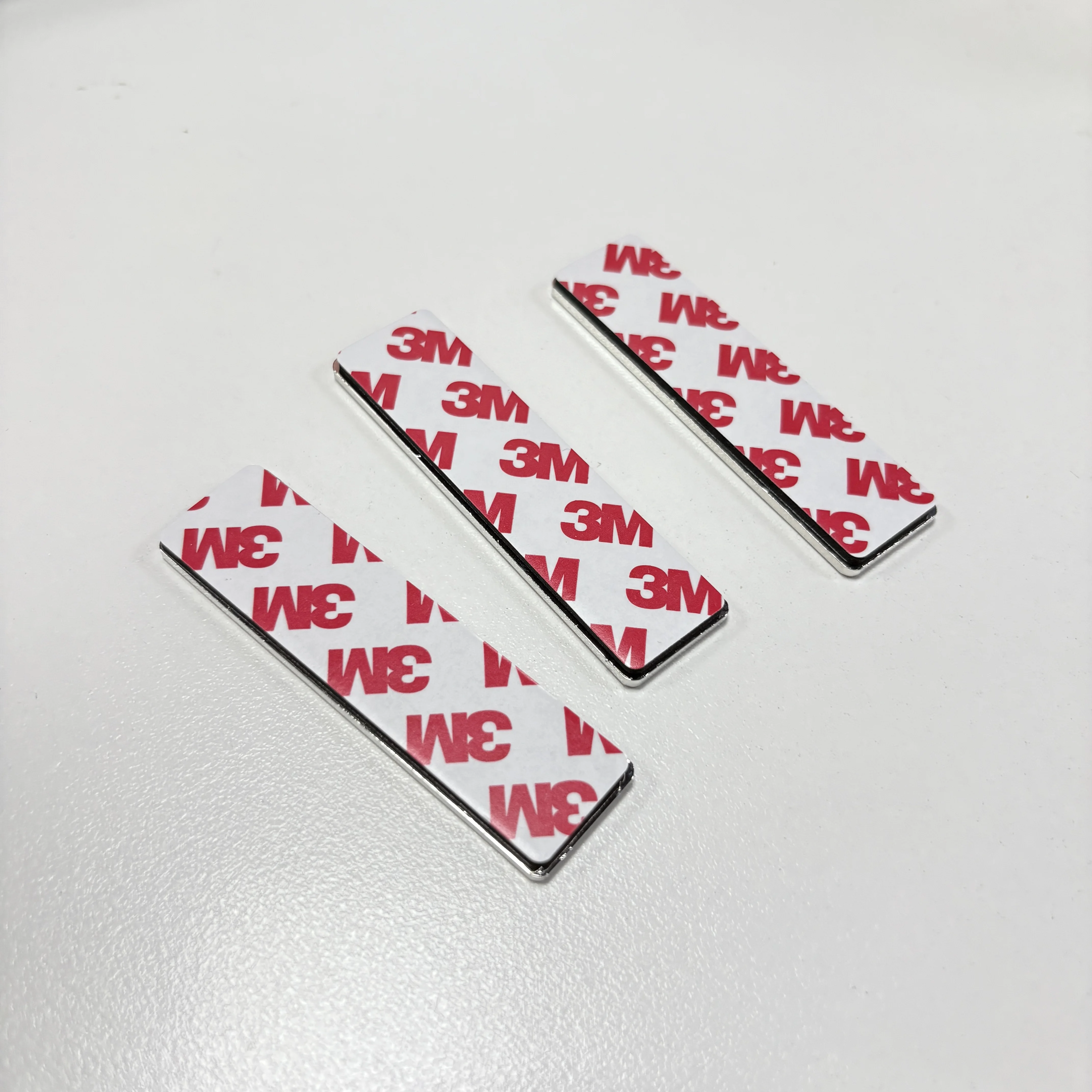 EMBLEMAT METALOWY DOHC MOTYR KORZYSTNYCH ZAWODÓW, NIEBIESKI / CZERWONY / CZARNY, NA BAGAŻNIK, MASKĘ, DRZWI, CHROMOWANY