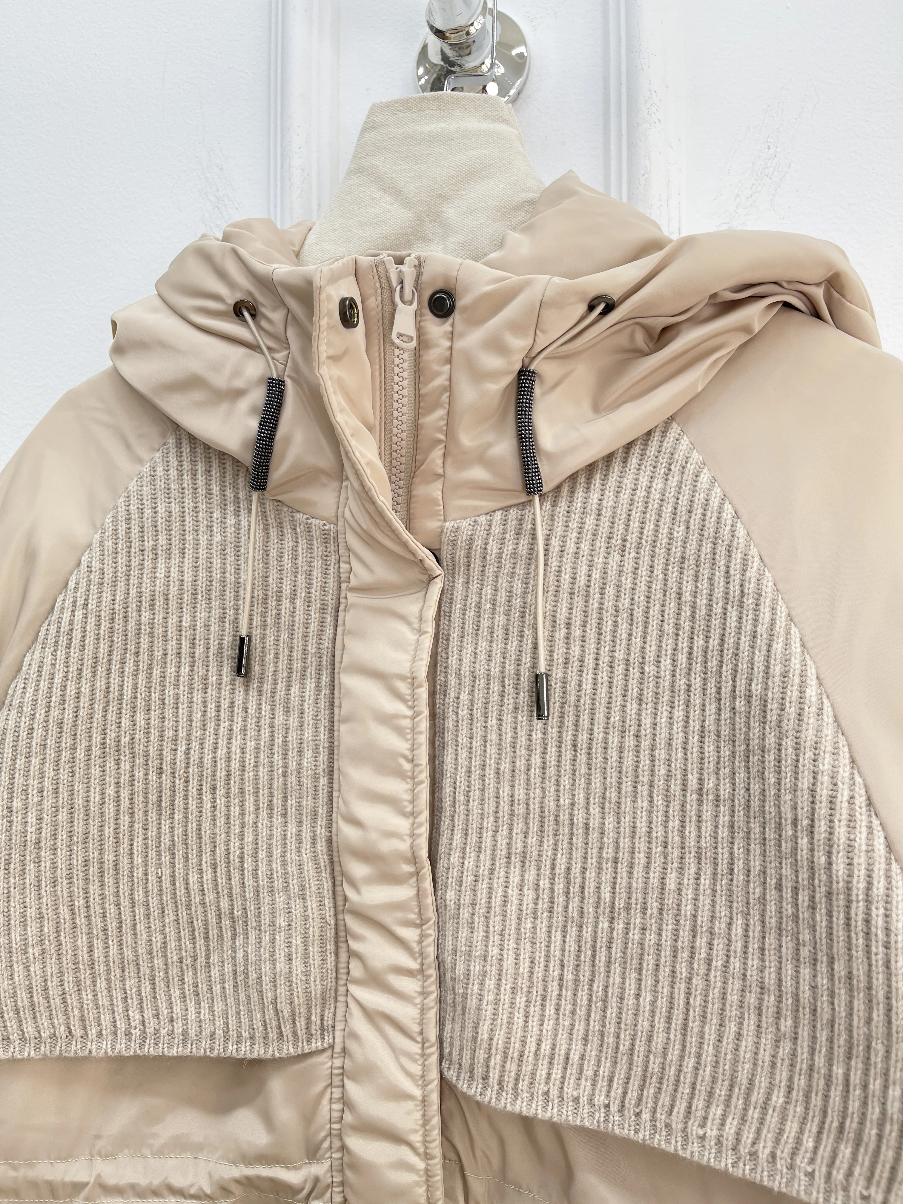 2025 Piumino di media lunghezza autunno e inverno Moda semplice Piumino d'anatra bianco con cappuccio Vita calda Giacca esterna Abbigliamento donna