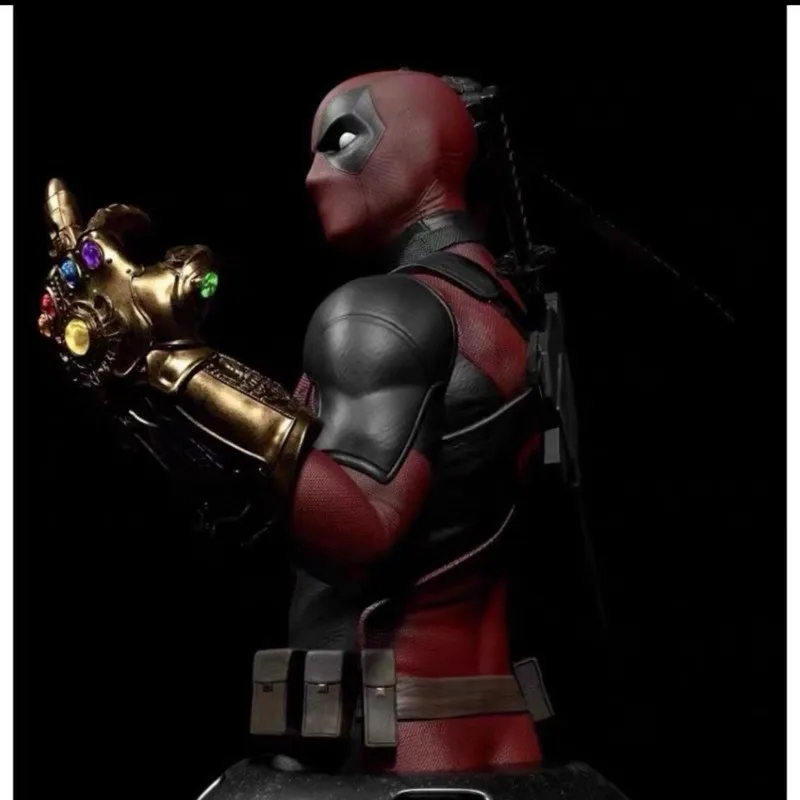 Busto in Resina di Deadpool con Guanto dell'Infinito Marvel, Action Figure da Collezione, Ornamento da Scrivania per Fan dei Film Marvel, Giocattolo di Tendenza