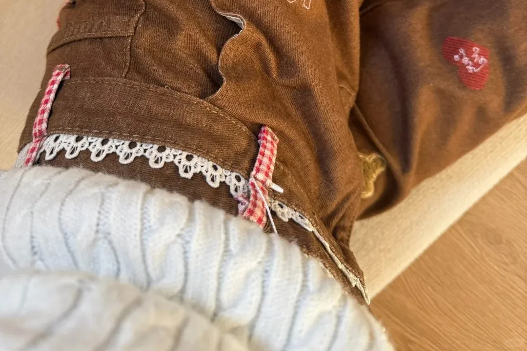 Pantalones vaqueros con diseños de parches de oso marrón para mujer, ropa elegante bordada de otoño, pantalones vaqueros informales de pierna ancha empalmados con encaje a cuadros