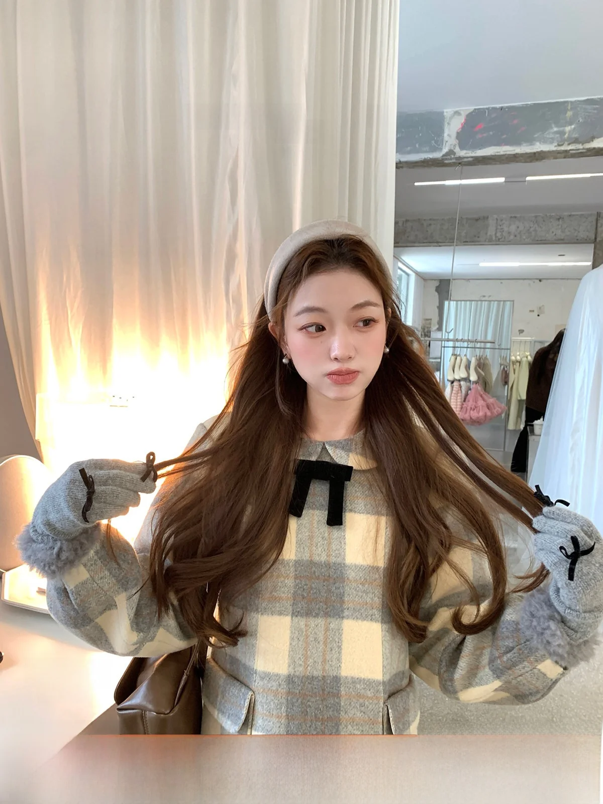 

ThePeachOfficial: Элегантное шерстяное платье-рубашка с воротником-стойкой и длинными рукавами из смесовой ткани (полиэстер/шерсть) для повседневной носки.