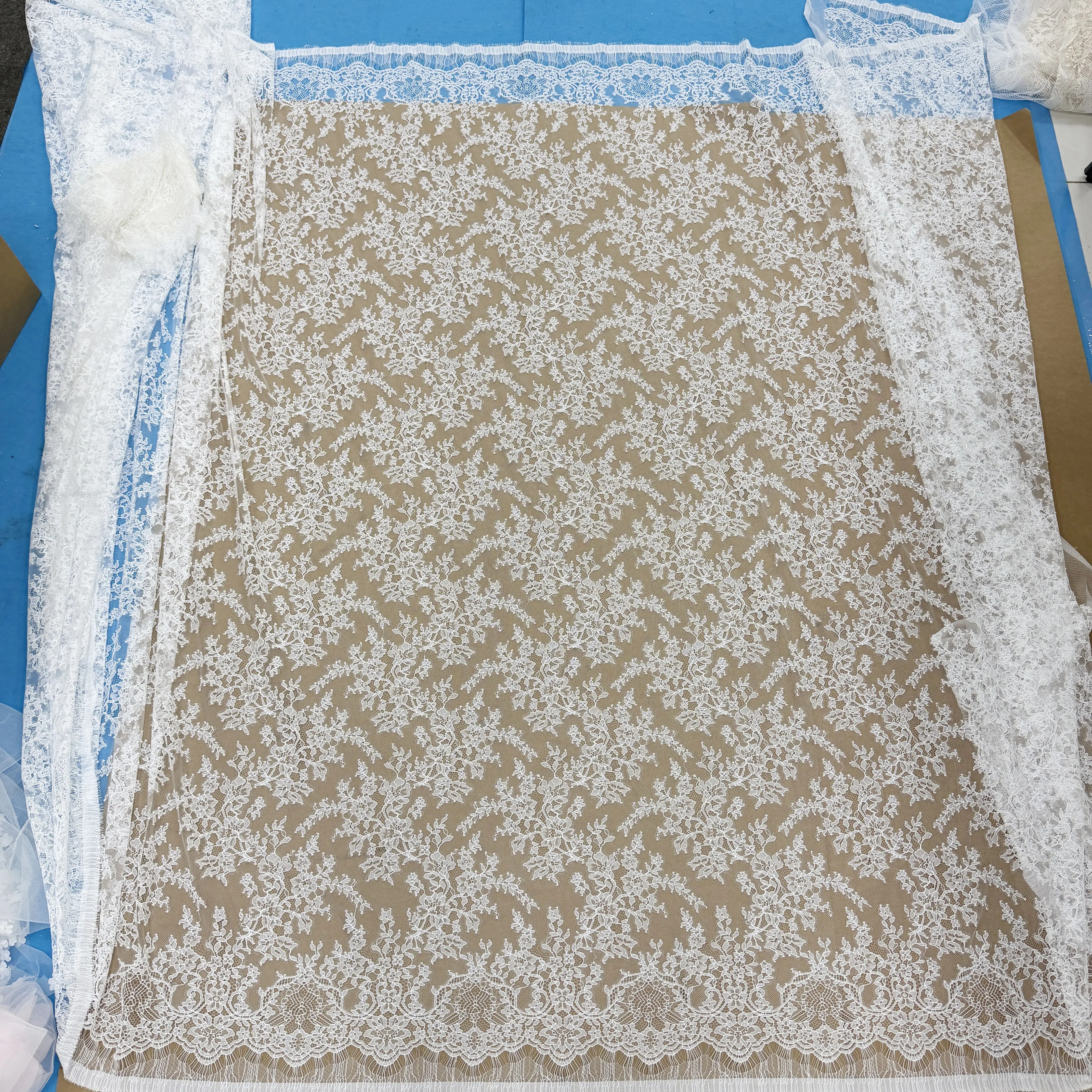 3 Meter Weißer Dünner Tüll Weicher Wimpern-Spitzenstoff. Luxuriöse Abendkleider Französische Spitze. Fortschrittliche Anpassungsfähigkeit Braut-Hochzeitsstoff – Detail 2