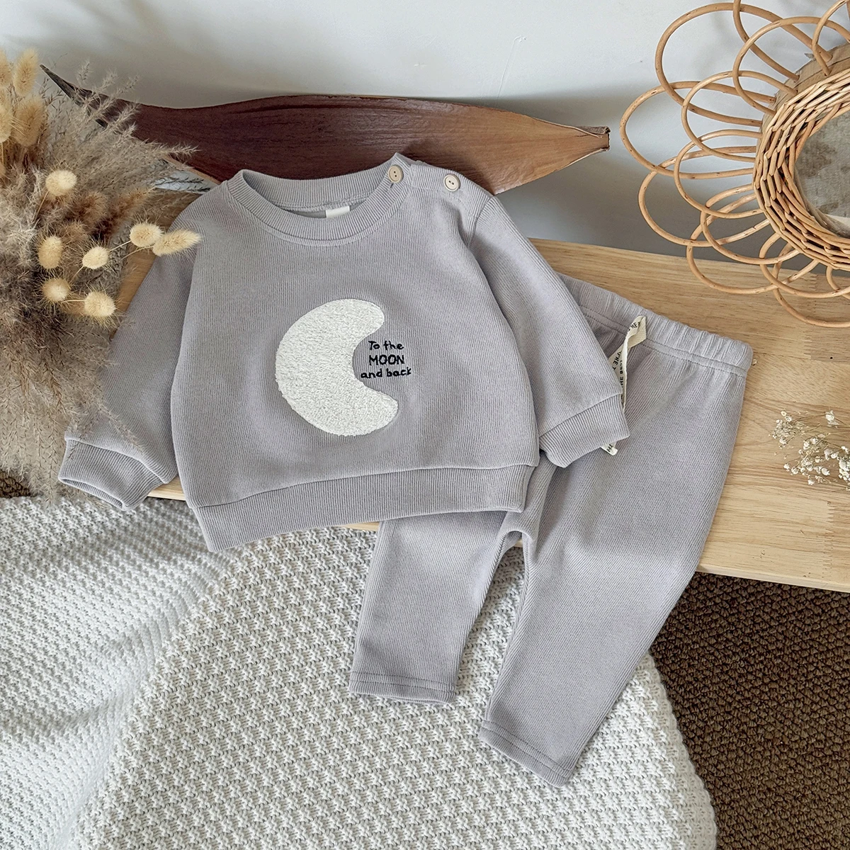 

2Pce / set Осень Повседневная Комплект Новорожденный Детские Одежда Луна Полотенце Вышивка Длинные Рукава + Soild Длинные Штаны 0-3Y Дети Костюм Унисекс