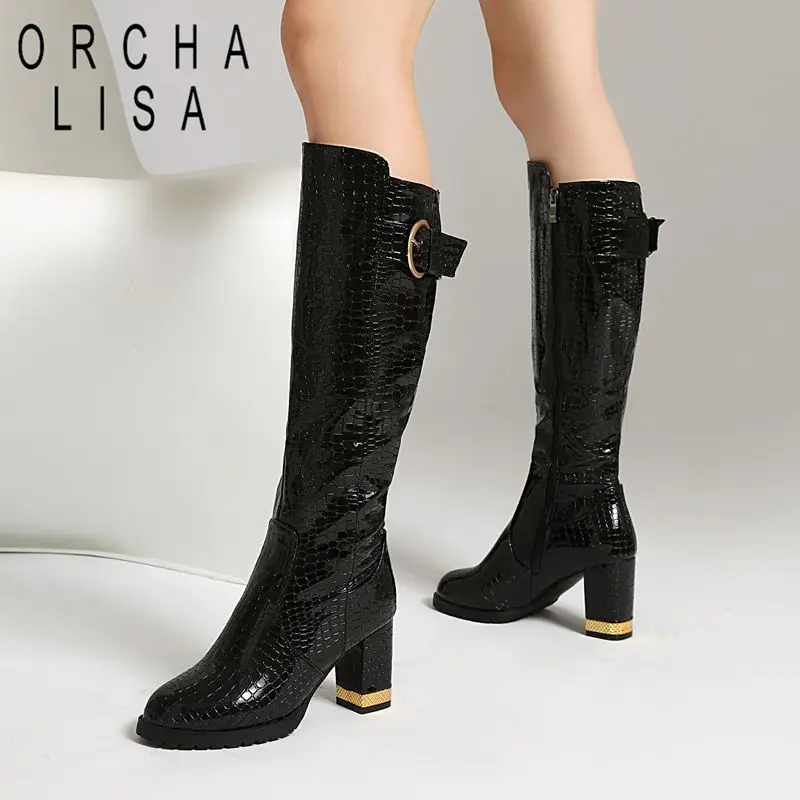 

ORCHA LISA 2025 Роскошные женские сапоги до колена с круглым носком на толстом каблуке 7 см, застежки на молнии, удлиненный размер 41 42 43 Белые ботильоны