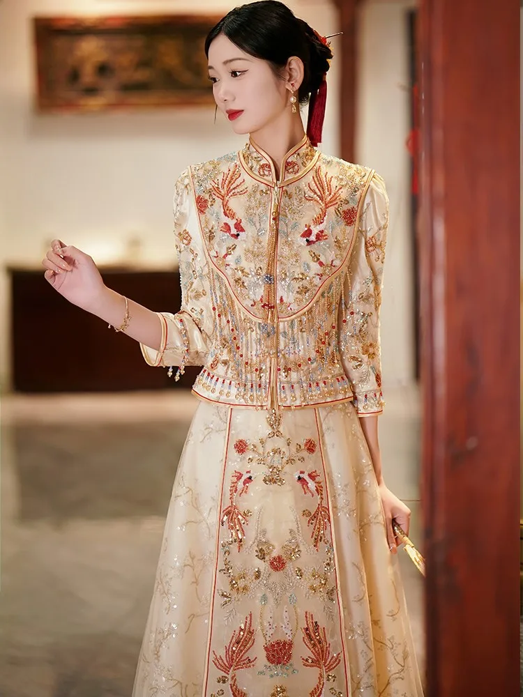 

The new champagne-colored golden bride's toasting dress and thin Chinese-style wedding
