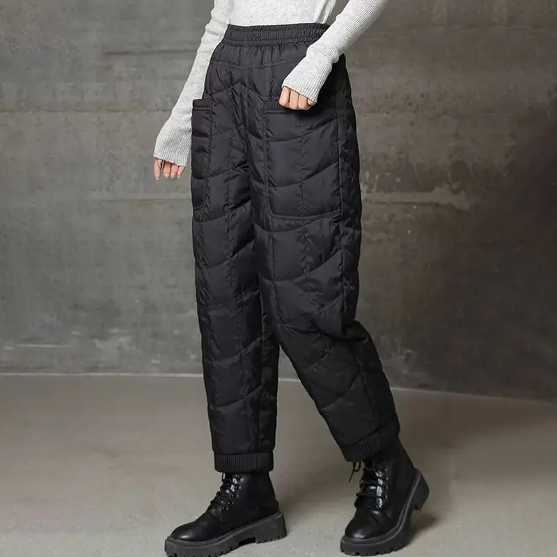 Pantalones acolchados gruesos de invierno 2025, ropa exterior cálida y a prueba de viento para mujer, pantalones de algodón gruesos con pies atados informales ligeros y sueltos