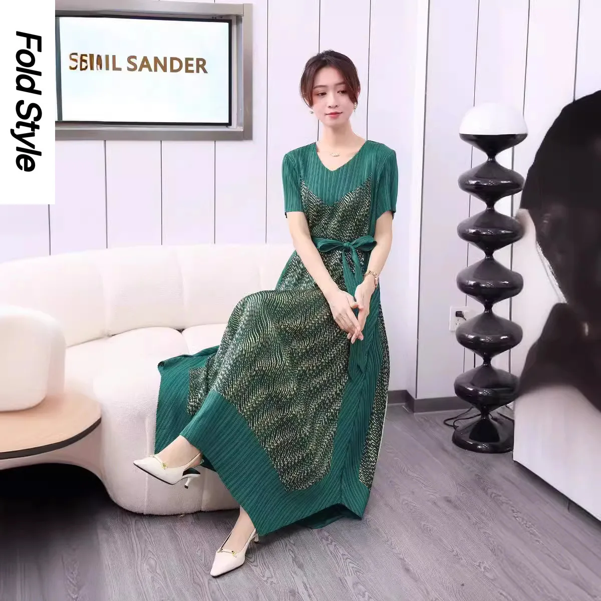 

2025 Summer Miyake Pleated New Dress Round Neck Bronzing Loose Temperament Drape Irregular Dress Women's Clothing