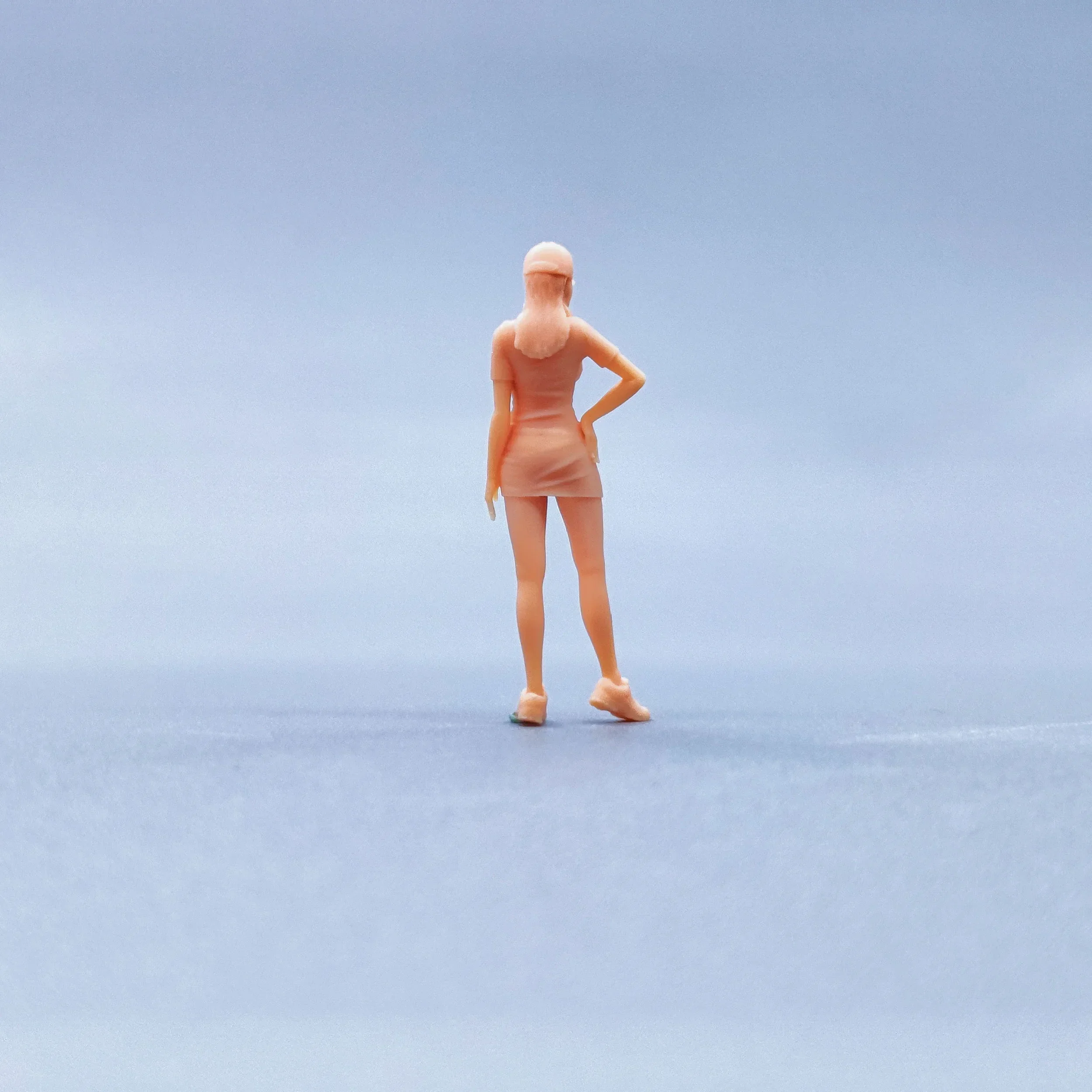 1/64 Figurine Modello in scala Resina Supporto per la vita con una mano Berretto a becco d'anatra Ragazza Miniature non colorate Diorama Dipinto a mano W323