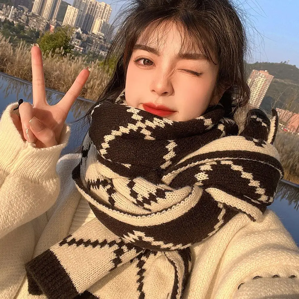 Syal Rajut Vintage Motif Kotak-kotak Inggris Musim Dingin dengan Tepi Hitam, Benang Wol Tebal, Penghangat Leher Lembut, Tahan Angin untuk Luar Ruangan, Syal Ski