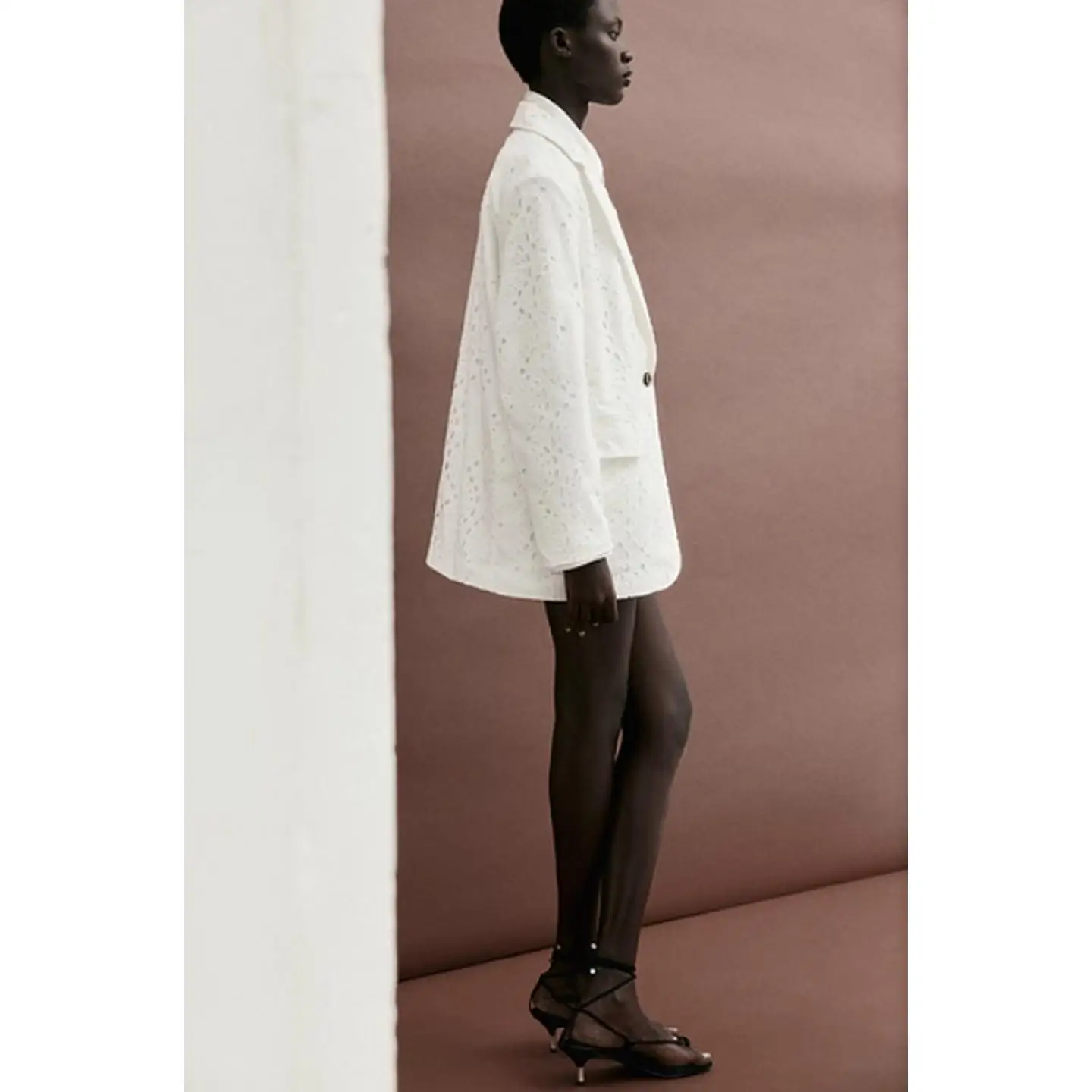 Damska kurtka z haftem, ażurowa, długa, z jednym guzikiem, z klapami, z kolekcji jesiennej.