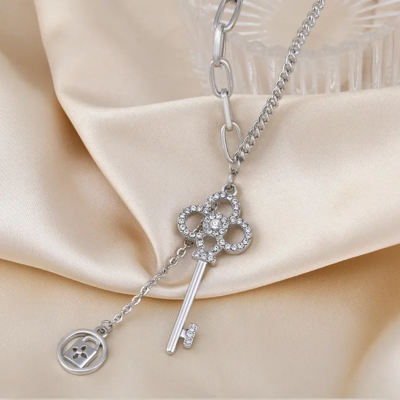 قلادة مفاتيح جديدة متعددة الأغراض للخريف والشتاء، سترة نسائية كلاسيكية مع سلسلة متوسطة شرابة وسلسلة الترقوة